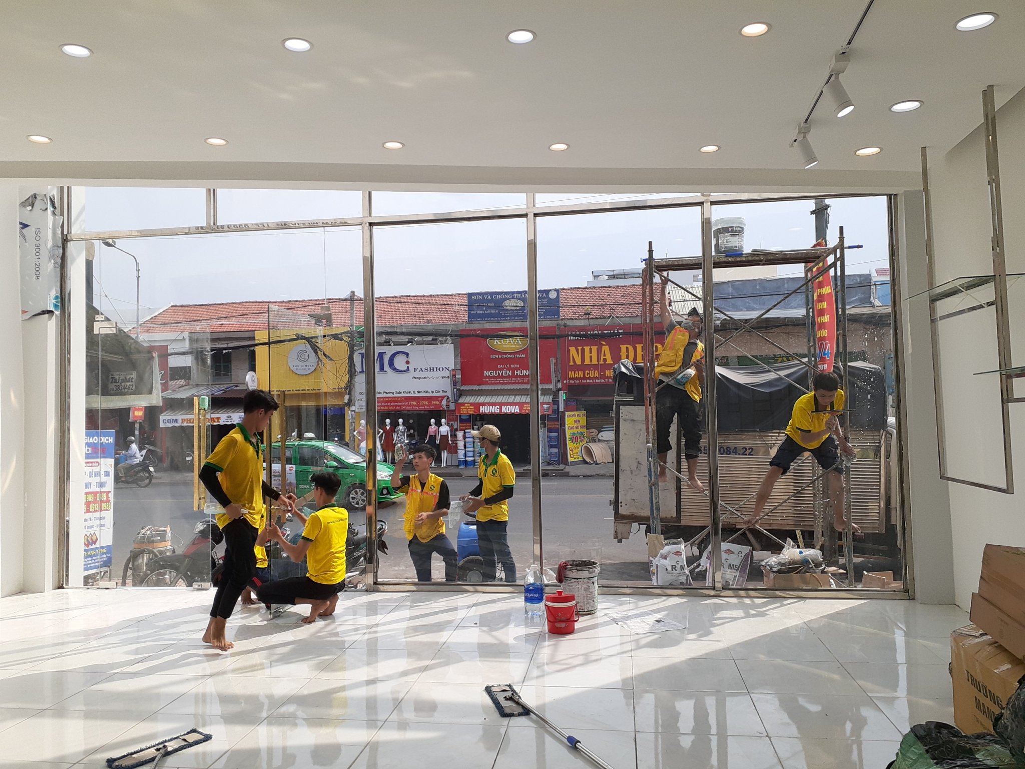 Vệ sinh sau xây dựng cửa hàng Mecia