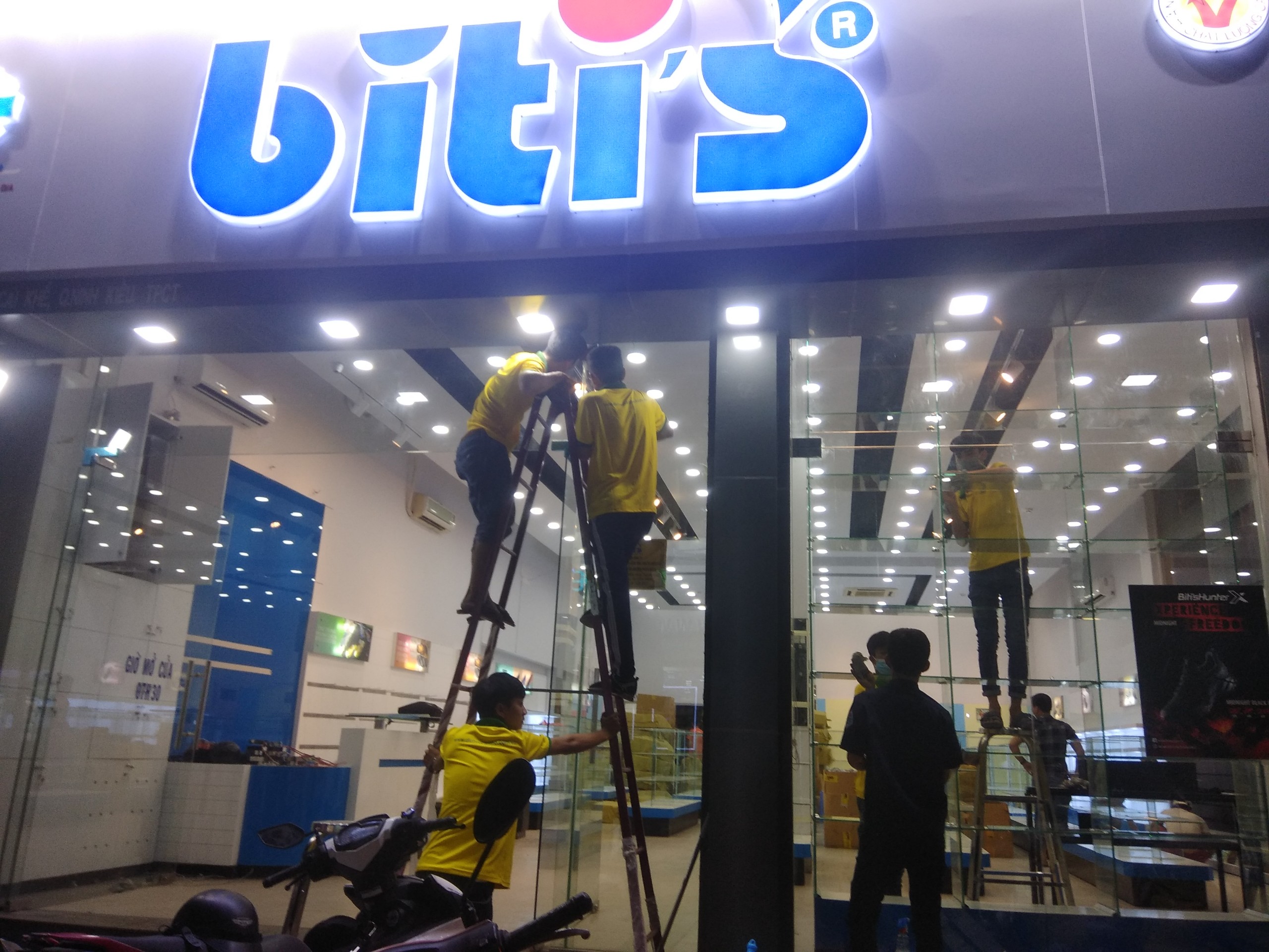 Vệ sinh sau xây dựng cửa hàng Bitis