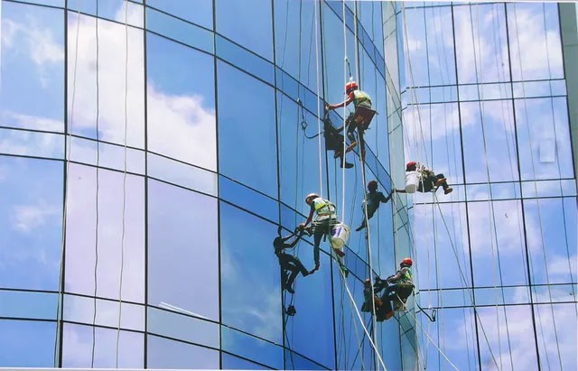 Dịch Vụ Vệ Sinh Kính Cao Tầng Chuyên Nghiệp Dịch Vụ Vệ Sinh Kính Cao Tầng Chuyên Nghiệp