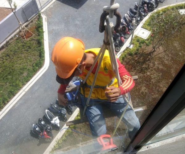 Dịch Vụ Vệ Sinh Kính Cao Tầng
