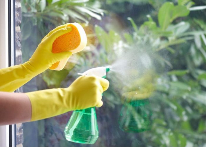 Mẹo vệ sinh lau kính sạch sáng bóng như mới đơn giản nhất